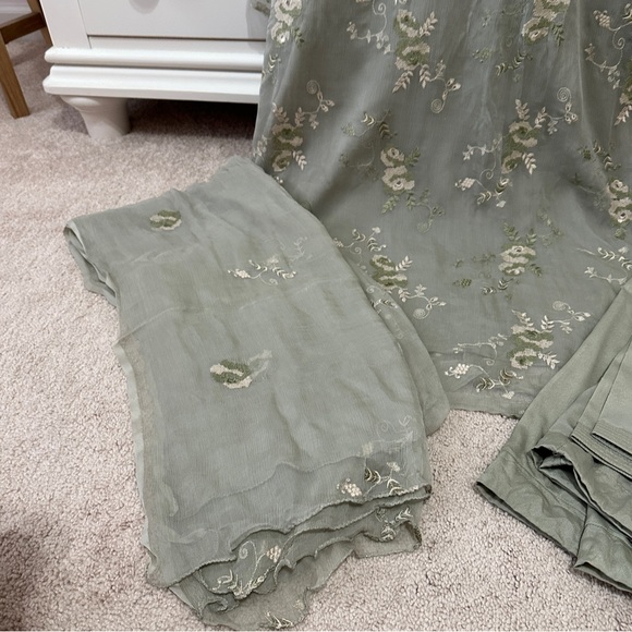 Pakistani 3 pcs embroidered chiffon suit - Picture 5 of 5